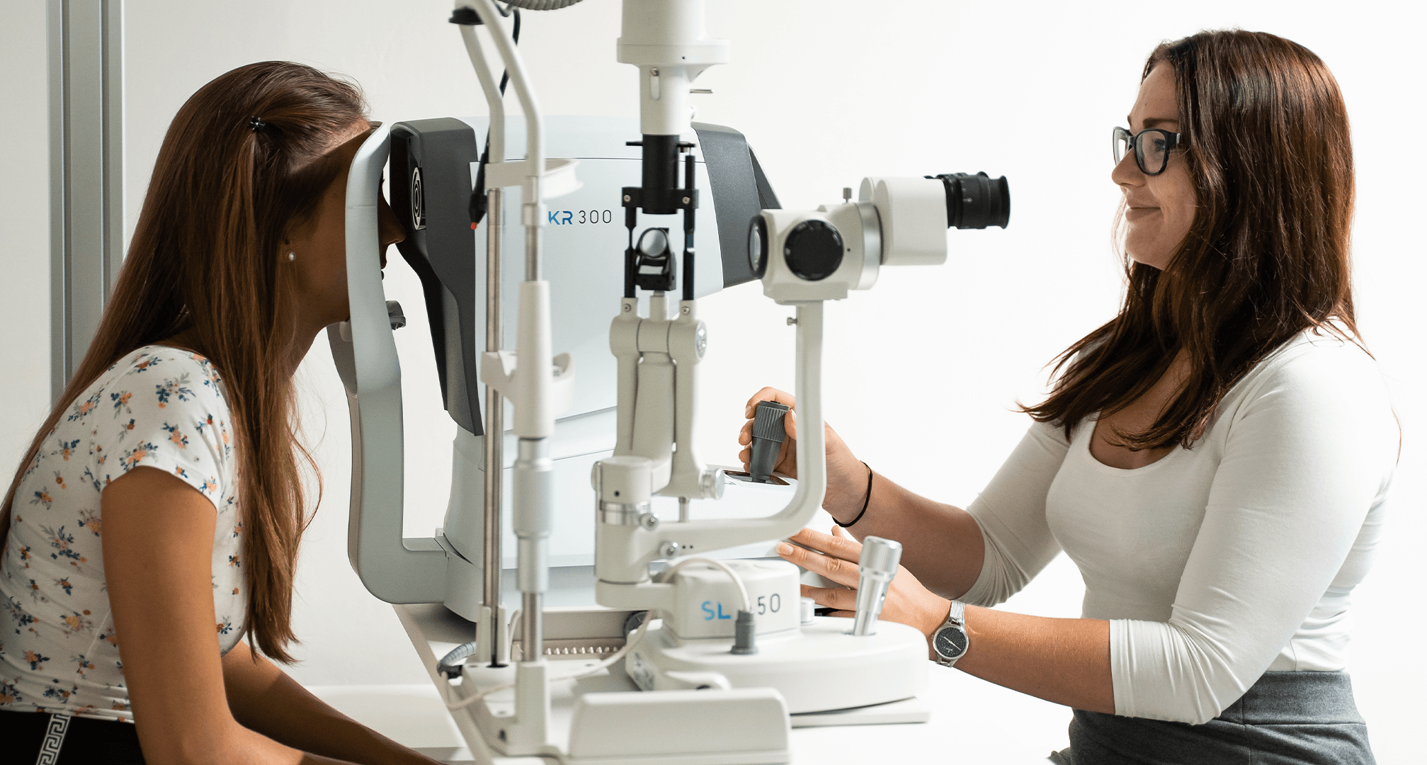 Optometrist utför ögonundersökning på patient